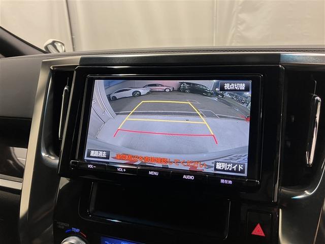 こちらのバックカメラは画面にラインが表示されておりますので、バック時のクルマの進行方向の目安になります。より高いレベルで車庫入れをサポートする、便利な機能ですね。