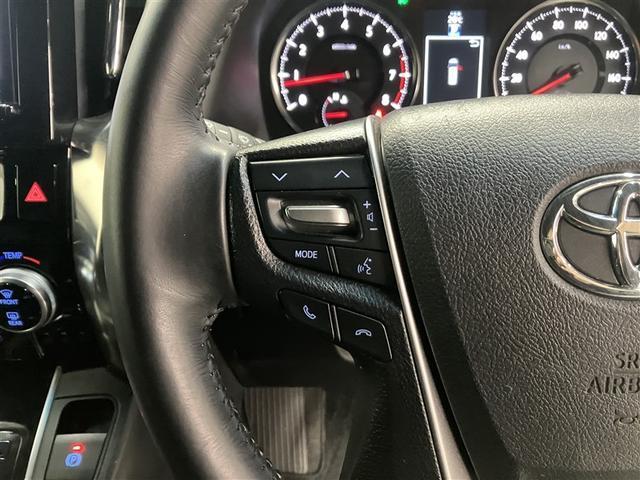 運転中、オーディオの操作をしてて、ハッとしたことはありませんか？ステアリングスイッチは、運転中でもハンドルでオーディオの操作が可能です。安全なドライブをサポートします。