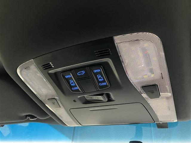 両側パワースライドドアです。両手が荷物でいっぱいの時、どちらからでもドアの開閉がラクラクです♪安全装置も付いているので、お子様の乗り降りも安心の便利機能です。