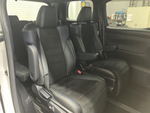 後部座席のスペースもしっかり確保しております。大人の方が乗るにも十分で、チャイルドシートをつけてもお子様の乗り降りもラクラクです。長時間ドライブも疲れにくそうですね。