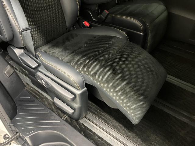 セカンドシートにはオットマンもありますので、ロングドライブでも快適に過ごせます。