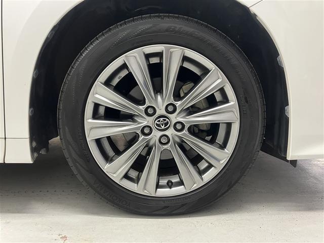 純正１８インチアルミを装備して、見た目も良好です。クルマはやっぱり外見も大切にしたいですよね。純正アルミは高い完成度で、クルマにマッチします。