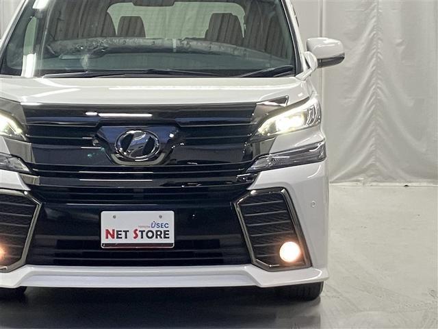 夜のドライブにはとても便利なディスチャージヘッドランプ（ＨＩＤ）。通常のハロゲンよりも約３倍くらい明るいとされていますので、安全性も向上します。さらに青白い光で見た目もカッコいいですね。