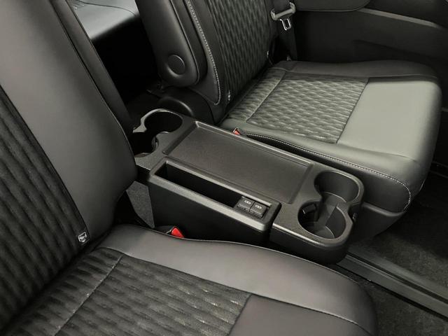 �㕔���Ȃ̒����ɂ́A�i�[���̊ȈՃe�[�u������������Ă���܂��B