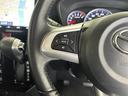 運転中、オーディオの操作をしてて、ハッとしたことはありませんか?ステアリングスイッチは、運転中でもハンドルでオーディオの操作が可能です。安全なドライブをサポートします。