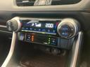 オートエアコンは温度を設定するだけで、自動で風量などを設定してくれます。運転しながら操作も必要ないので、安全性も向上します。