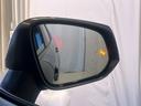 後続車が接近するのを知らせてくれるBSM(ブラインドスポットモニター)接近するとドアミラー部の警告灯が光ってくれるので、万が一の追突も防げそうですね♪上級装備です。