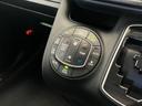 オートエアコンは温度を設定するだけで、自動で風量などを設定してくれます。運転しながら操作も必要ないので、安全性も向上します。