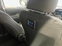運転席背面に充電用USB端子が用意されております。