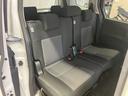 2列目シートはゆったりベンチシートです。背もたれを倒せばフラット状になるので、車中泊やクルマでちょっと休憩も可能です。長距離運転や旅行に便利なクルマですね。