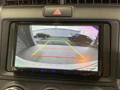 こちらのバックカメラは画面にラインが表示されておりますので、バック時のクルマの進行方向の目安になります。より高いレベルで車庫入れをサポートする、便利な機能ですね。 5