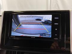 こちらのバックカメラは画面にラインが表示されておりますので、バック時のクルマの進行方向の目安になります。より高いレベルで車庫入れをサポートする、便利な機能ですね。 5