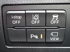 アイドリングストップや、車線逸脱警報システム、横滑り防止装置、障害物センサーの解除ボタンは運転席足元にございます。 7
