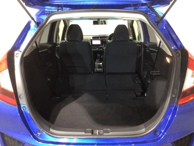 フィット １３Ｇ・Ｆパッケージ　１年保証　ナビＶＸＭ－１７４ＶＦｉ　ＴＶ　Ｒカメラ　ＤＶＤ　ＥＴＣ　ＶＳＡ　スマ－トキ－　スペアキ－　盗難防止装置　整備記録簿　Ｗエアバッグ　ＡＡＣ　イモビ　記録簿有り　助手席エアバッグ　エアバック（19枚目）