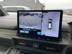 全方位モニターがついています！車の周囲を３６０°安全確認できるので、普段の駐車はもちろんの事、縦列駐車や幅寄せの際にも活躍してくれますよ。 6