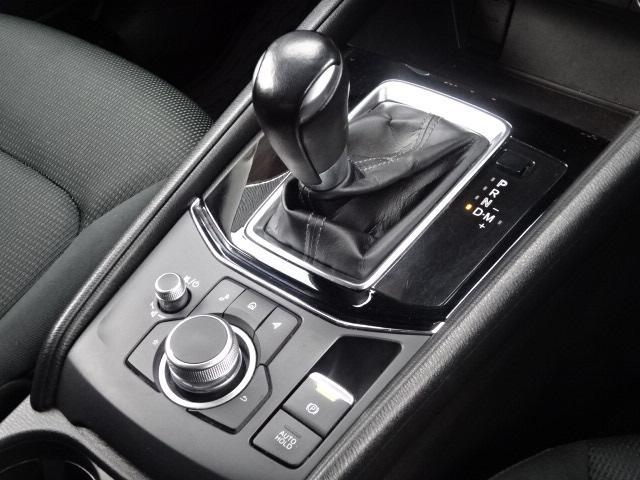 �V�t�g���o�[��O�̃R�}���_�[�R���g���[�����g���ăi�r��ʂ𑀍삢�������܂��B���̗��R�́A�i�r��ʂ�G�낤�Ƃ��邱�ƂŎp��������A�^�]�̖W���ɂȂ�\�������邩��ł��B