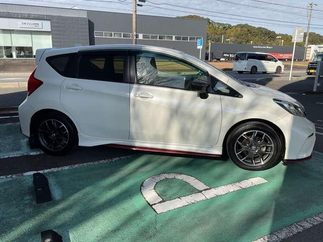 ノート １．２　ＮＩＳＭＯ　メモリーナビ　記録簿付き　インテリキ－　エアバック　アルミ　Ｗエアバック　パワーステアリング　キーレスエントリー　フルオートエアコン　ＡＢＳ　パワーウインドウ　ワンセグＴＶ　メモリーナビ　ナビ＆ＴＶ　ワンオ－ナ－車（6枚目）