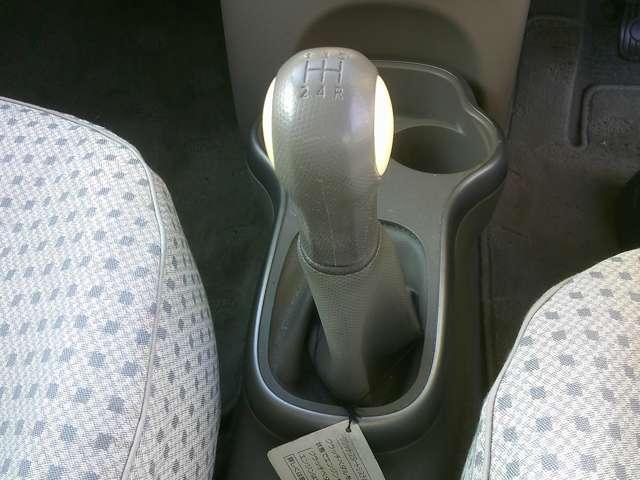 マーチ １２Ｓ　社外ＣＤ・カセットデッキ　５速マニュアル　キ－レス　パワーウインドウ　運転席助手席エアバッグ　パワーステアリング　マニュアルエアコン　エアバック（5枚目）