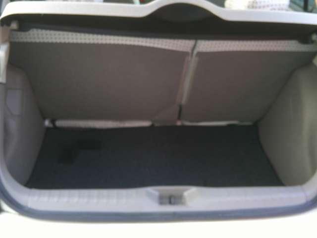 マーチ １２Ｓ　社外ＣＤ・カセットデッキ　５速マニュアル　キ－レス　パワーウインドウ　運転席助手席エアバッグ　パワーステアリング　マニュアルエアコン　エアバック（7枚目）