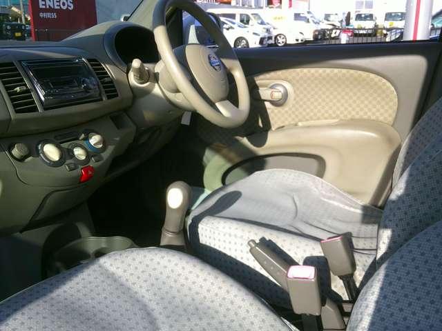 マーチ １２Ｓ　社外ＣＤ・カセットデッキ　５速マニュアル　キ－レス　パワーウインドウ　運転席助手席エアバッグ　パワーステアリング　マニュアルエアコン　エアバック（8枚目）