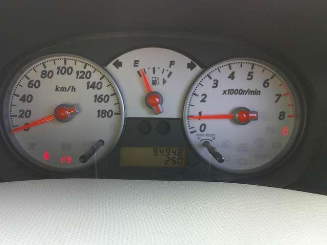 マーチ １２Ｓ　社外ＣＤ・カセットデッキ　５速マニュアル　キ－レス　パワーウインドウ　運転席助手席エアバッグ　パワーステアリング　マニュアルエアコン　エアバック（9枚目）