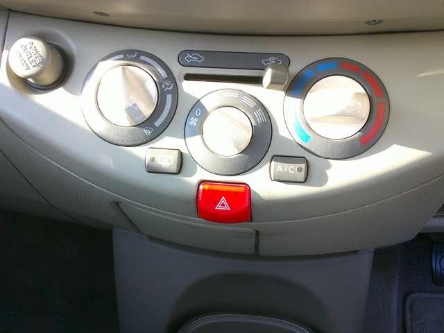 マーチ １２Ｓ　社外ＣＤ・カセットデッキ　５速マニュアル　キ－レス　パワーウインドウ　運転席助手席エアバッグ　パワーステアリング　マニュアルエアコン　エアバック（10枚目）