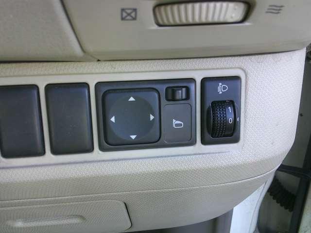 マーチ １２Ｓ　社外ＣＤ・カセットデッキ　５速マニュアル　キ－レス　パワーウインドウ　運転席助手席エアバッグ　パワーステアリング　マニュアルエアコン　エアバック（11枚目）