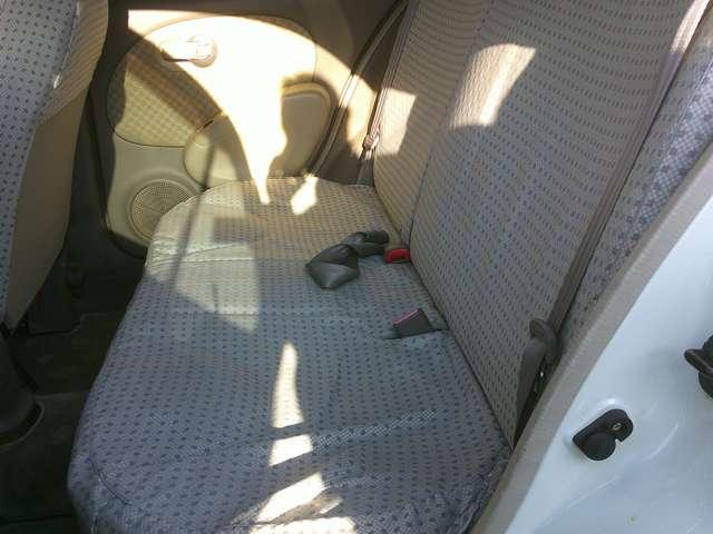 マーチ １２Ｓ　社外ＣＤ・カセットデッキ　５速マニュアル　キ－レス　パワーウインドウ　運転席助手席エアバッグ　パワーステアリング　マニュアルエアコン　エアバック（16枚目）