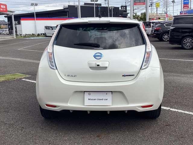 リーフ ２４ｋＷｈ　Ｘ　バックカメラ　純正ナビＴＶ　クルーズコント　Ｂカメラ　オートエアコン　パワーステアリング　クルーズコントロール　メモリーナビ　ＡＢＳ　スマートキー　ワンセグテレビ　ＬＥＤへッドライト（20枚目）