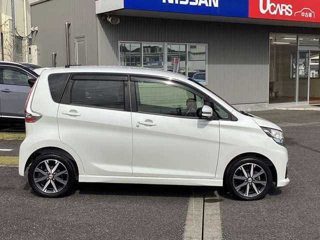 デイズ ６６０　ハイウェイスターＧターボ　純正メモリーナビＴＶ　全周囲カメラ　誤発進抑制　アイスト　運転席エアバッグ　レーンキープアシスト　スマキー　ナビＴＶ　バックモニター　ワンセグ　エアコン　オートクルーズ　ＡＢＳ　パワステ　キーレスエントリー　助手席エアバック　アルミ（20枚目）