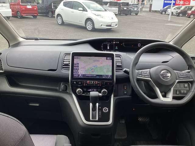 セレナ ２．０　セレクションＩＩ　バックモニタ　全周囲モニタ　アイスト　Ｐアシスト　インテリキー　ＬＥＤライト　ＥＴＣ車載器　オートクルーズコントロール　サイドエアバッグ　ドライブレコーダー　メモリ－ナビ　アルミ　ＴＶナビ　エアバック（3枚目）