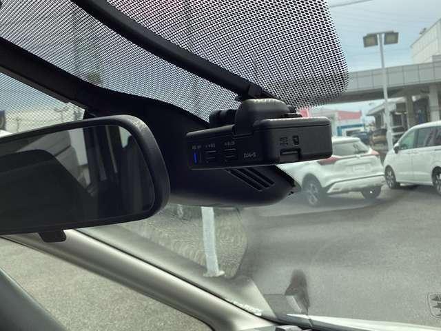 セレナ ２．０　セレクションＩＩ　バックモニタ　全周囲モニタ　アイスト　Ｐアシスト　インテリキー　ＬＥＤライト　ＥＴＣ車載器　オートクルーズコントロール　サイドエアバッグ　ドライブレコーダー　メモリ－ナビ　アルミ　ＴＶナビ　エアバック（16枚目）