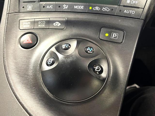 プリウス Ｓ　バックカメラ　スマートキー　ＬＥＤヘッド　ビルトインＥＴＣ　純正１７インチアルミ　オートエアコン　Ｂｌｕｅｔｏｏｔｈ　ＣＤ　ＤＶＤ再生（24枚目）
