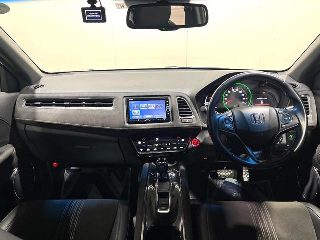 ヴェゼル ハイブリッドＲＳ・ホンダセンシング　バックカメラ　禁煙車　衝突被害軽減システム　ハーフレザーシート　スマートキー　ＬＥＤヘッド　ビルトインＥＴＣ　純正１８インチアルミ　オートライト　デュアルエアコン　Ｂｌｕｅｔｏｏｔｈ　ＣＤ　ＤＶＤ再生（2枚目）