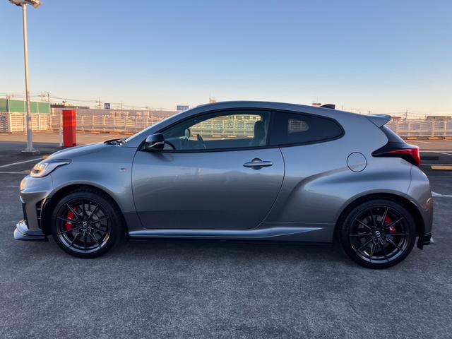 ＧＲヤリス ＲＺ　ハイパフォーマンス　純正ナビ地デジバックカメラＪＢＬサウンドスマートキープッシュスタートＧＲハーフレザーシートＨステアリングＨトヨタセーフティセンスＡＣＣＬＥＤヘッドライトＥＴＣＧＲエアロ（5枚目）