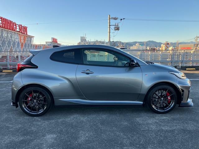 ＧＲヤリス ＲＺ　ハイパフォーマンス　純正ナビ地デジバックカメラＪＢＬサウンドスマートキープッシュスタートＧＲハーフレザーシートＨステアリングＨトヨタセーフティセンスＡＣＣＬＥＤヘッドライトＥＴＣＧＲエアロ（6枚目）