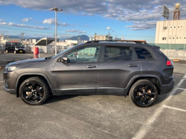 ジープ・チェロキー ナイトイーグル 純正ナビ地デジBカメラスマートキープッシュスタート黒革シートシートHブレーキアシストレーンアシストAストップBSMルーフレールLEDヘッドライトETCドライブレコーダー(5枚目)