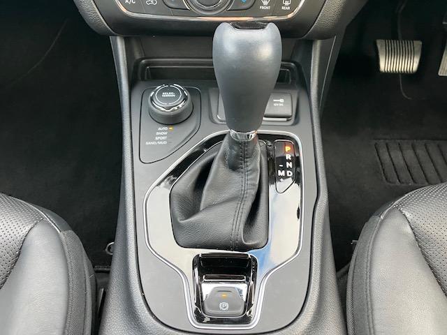 ジープ・チェロキー ナイトイーグル 純正ナビ地デジBカメラスマートキープッシュスタート黒革シートシートHブレーキアシストレーンアシストAストップBSMルーフレールLEDヘッドライトETCドライブレコーダー(17枚目)