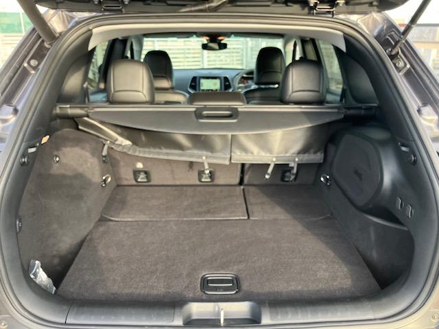 ジープ・チェロキー ナイトイーグル 純正ナビ地デジBカメラスマートキープッシュスタート黒革シートシートHブレーキアシストレーンアシストAストップBSMルーフレールLEDヘッドライトETCドライブレコーダー(25枚目)