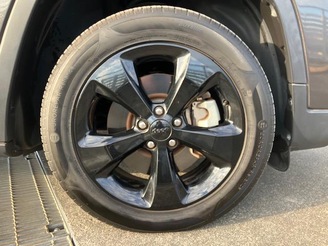 ジープ・チェロキー ナイトイーグル 純正ナビ地デジBカメラスマートキープッシュスタート黒革シートシートHブレーキアシストレーンアシストAストップBSMルーフレールLEDヘッドライトETCドライブレコーダー(27枚目)