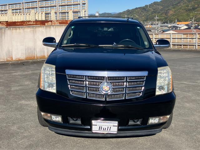 キャデラックエスカレード ベースグレード　サンルーフ　黒革メモリー付きシート　シートヒーター　社外ナビ　バックカメラ　ステアリングヒーター　パーキングセンサー　ルーフレール　パワーバックドア　２６インチアルミ（2枚目）