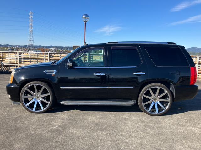 キャデラックエスカレード ベースグレード　サンルーフ　黒革メモリー付きシート　シートヒーター　社外ナビ　バックカメラ　ステアリングヒーター　パーキングセンサー　ルーフレール　パワーバックドア　２６インチアルミ（4枚目）