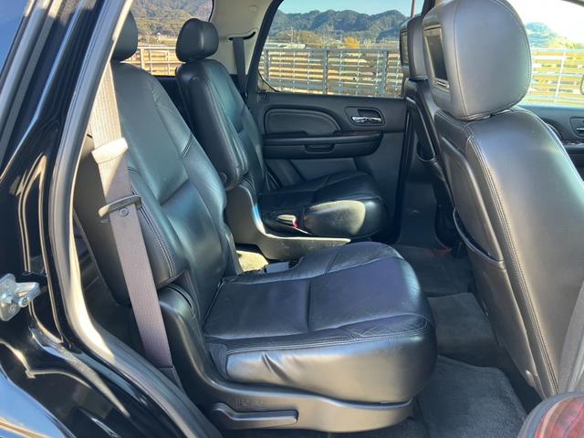 キャデラックエスカレード ベースグレード　サンルーフ　黒革メモリー付きシート　シートヒーター　社外ナビ　バックカメラ　ステアリングヒーター　パーキングセンサー　ルーフレール　パワーバックドア　２６インチアルミ（10枚目）