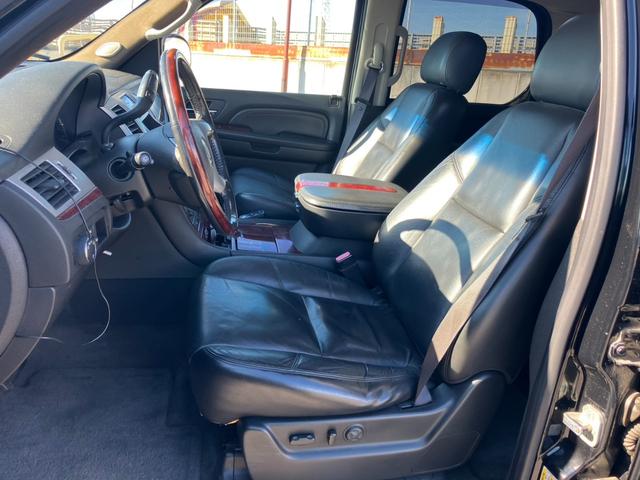 キャデラックエスカレード ベースグレード　サンルーフ　黒革メモリー付きシート　シートヒーター　社外ナビ　バックカメラ　ステアリングヒーター　パーキングセンサー　ルーフレール　パワーバックドア　２６インチアルミ（12枚目）