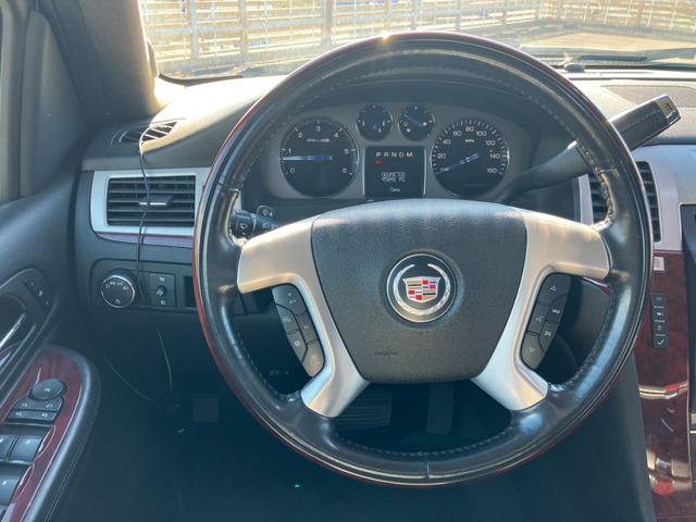 キャデラックエスカレード ベースグレード　サンルーフ　黒革メモリー付きシート　シートヒーター　社外ナビ　バックカメラ　ステアリングヒーター　パーキングセンサー　ルーフレール　パワーバックドア　２６インチアルミ（16枚目）