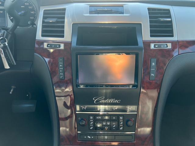 キャデラックエスカレード ベースグレード　サンルーフ　黒革メモリー付きシート　シートヒーター　社外ナビ　バックカメラ　ステアリングヒーター　パーキングセンサー　ルーフレール　パワーバックドア　２６インチアルミ（17枚目）