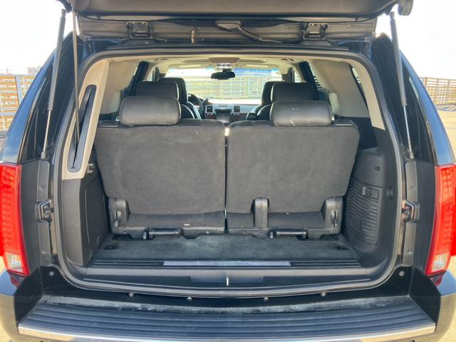 キャデラックエスカレード ベースグレード　サンルーフ　黒革メモリー付きシート　シートヒーター　社外ナビ　バックカメラ　ステアリングヒーター　パーキングセンサー　ルーフレール　パワーバックドア　２６インチアルミ（23枚目）