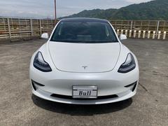 Ｍｏｄｅｌ３の広大なガラスルーフで車内は明るく広々としたスペース、そしてどこまでも広がる空を楽しめます。またシンプルかつ落ち着いたインテリアが人気のテスラです。 2