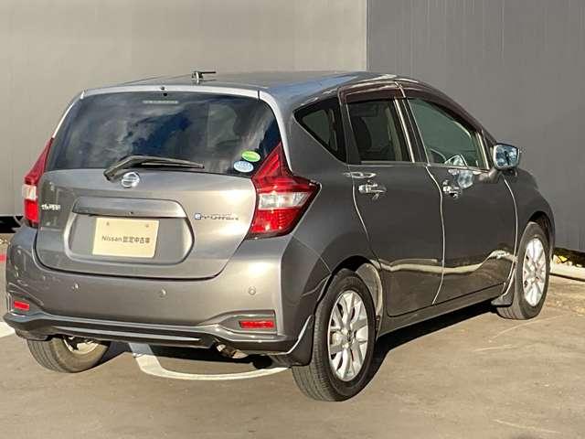 ノート １．２　ｅ－ＰＯＷＥＲ　Ｘ　日産純正メモリーナビ付き　運転席助手席エアバック　レーンキープ　ＡＵＴＯエアコン　盗難防止システム　ナビＴＶ　ＡＷ　運転席エアバッグ　キーレスエントリー　ＬＥＤヘッド　ドラレコ　ＥＴＣ車載器　アイドリングストップ　パワステ（3枚目）