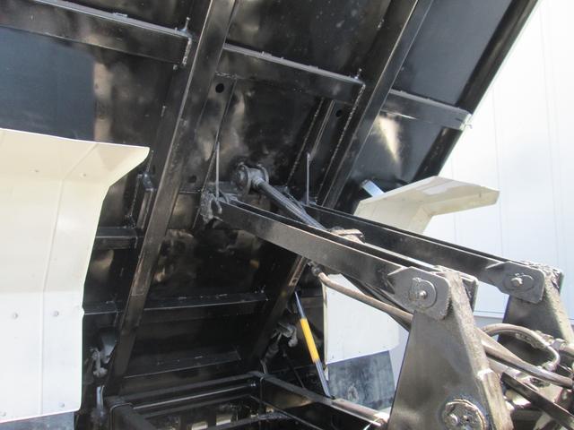 ダンプ　３．６５ｔトラック　ＭＴ　コボレーン　外装板金ペイント　６速マニュアル　後輪ダブル　６４００ｃｃディーゼルターボ　エアコン　パワーステアリング　パワーウィンドウ　運転席エアバッグ(35枚目)